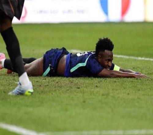 世体：为了证明自己能力，维尼修斯想冒伤病风险出战克罗地亚