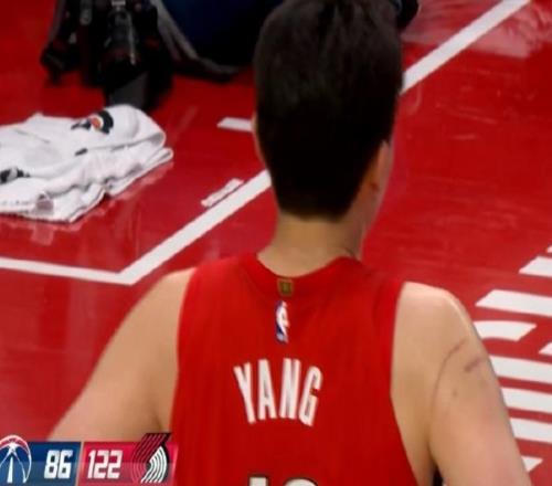 末節(jié)獨(dú)得6分4籃板1封蓋！楊瀚森被抱摔，還是太客氣了