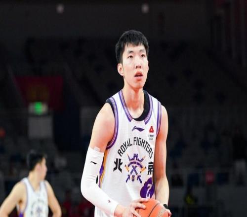 郭士強(qiáng)觀戰(zhàn)！青島最多領(lǐng)先38分大勝北控約瑟夫楊30+9廖三寧15+6