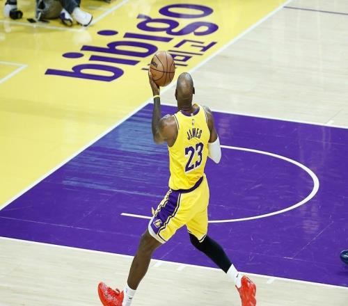 紀(jì)錄收割機(jī)，詹姆斯砍21+10+12刷新自己的最年長(zhǎng)三雙紀(jì)錄