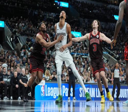 詹姆斯21+10+12無緣今日最佳球員！因為文班亞馬41+16+4+3創(chuàng)4紀錄