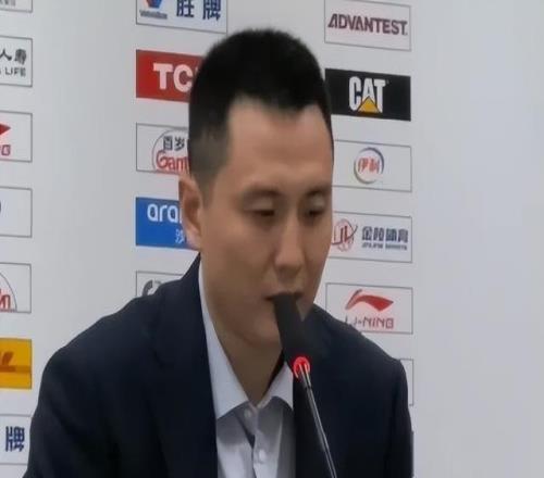 上海男籃疑似內(nèi)訌！洛夫頓不滿盧偉回懟惹爭(zhēng)議曾怒斥帶著情緒打球