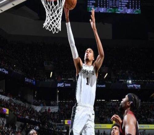 8分40秒砍两双！文班亚马创NBA历史最快纪录