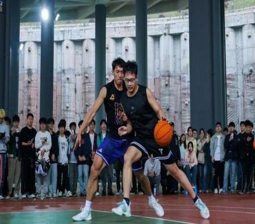 重慶移通學(xué)院邀CBA草根扣籃王矣進(jìn)宏等名將帶來“零距離”籃球盛宴