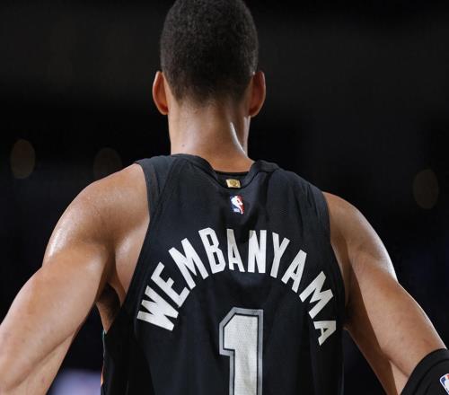 文班你太狠了，仅用8分钟，就达成80年NBA独一无二纪录，冲击MVP