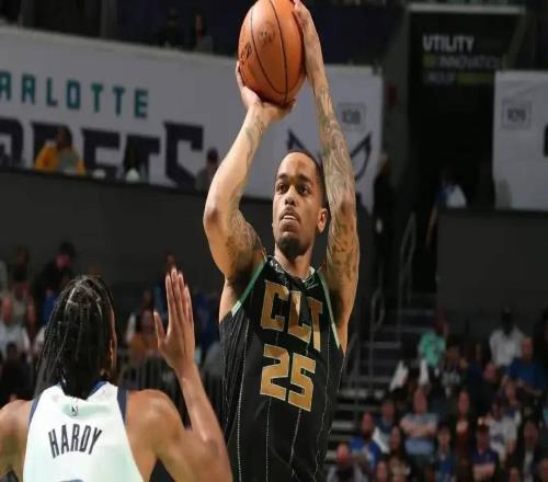 場上連續(xù)輸球，場外失意連連，場均14+7的鋒線，卻成了最大失意者