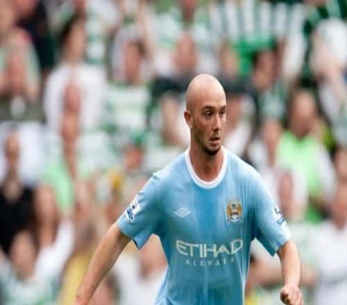 博尔特也来踢野球联赛这支业余队前英超名将扎堆，首发都不够分