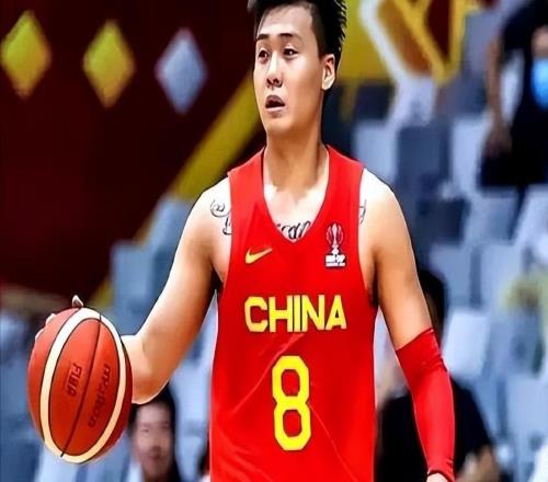 手握3個CBA冠軍，如今是男籃隊長，弟弟小他22歲，5歲就走籃球路