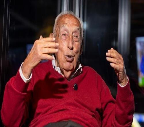 94歲皇馬1號會員爆料：靠哨子吹暈巴薩，伯納烏敢懟佛朗哥