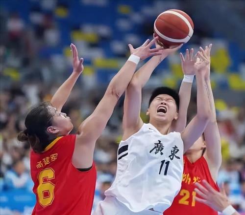 原來她就是江蘇女籃教練，年輕美貌實(shí)力并存，擊敗衛(wèi)冕冠軍廣東隊(duì)