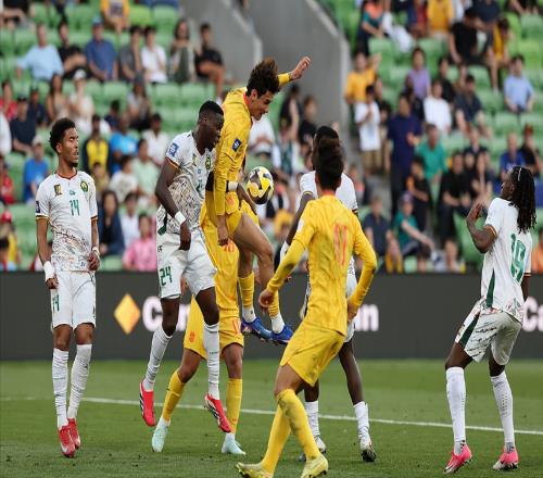 國足沒練成“刺猬”，反倒成了“荷蘭豬”！輸喀麥隆到底輸在哪