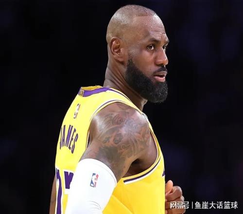 大勝！老詹21+10+12創(chuàng)紀(jì)錄，里夫斯19分12罰，布朗尼10中2+2失誤