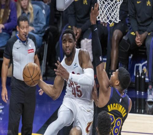 戰(zhàn)略性放棄騎士輸湖人，東契奇砍第3神跡，詹姆斯創(chuàng)NBA第一紀(jì)錄