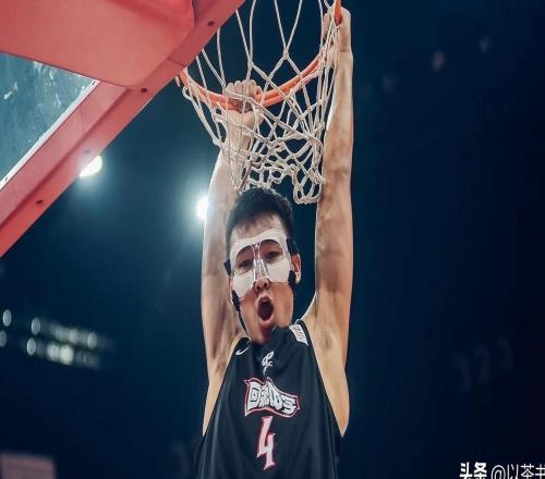 21歲CBA小將淡厚然，扣籃技術炸裂，高中便拿MVP，易建聯為他頒獎