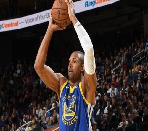 队记：霍福德小腿拉伤情况正在好转但目前只能进行个人训练