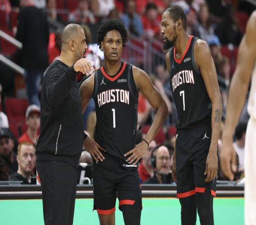 火箭对阵雄鹿前瞻乌度卡与里弗斯两位主帅较量会有什么激烈火花