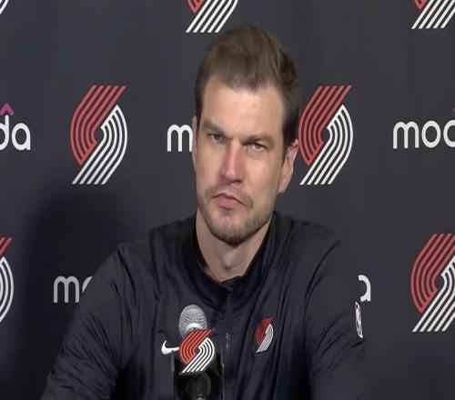 斯普利特：楊瀚森現(xiàn)在能聽懂英語了，移動能力比剛來時強(qiáng)太多