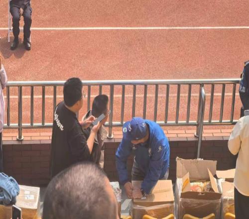 沈陽球迷搬了5箱雞架到常州，為“州際杯”沈陽隊現(xiàn)場助威