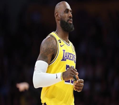 ESPN：联盟多位消息人士建议詹姆斯前往掘金，与约基奇联手