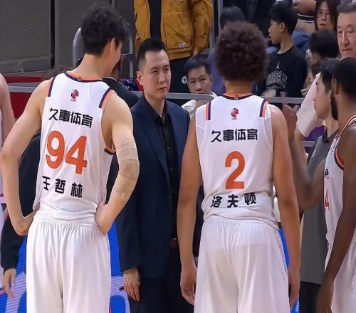上海男籃14連勝，盧偉賽后發(fā)言體現(xiàn)智慧，洛夫頓引盧偉不滿被噴！