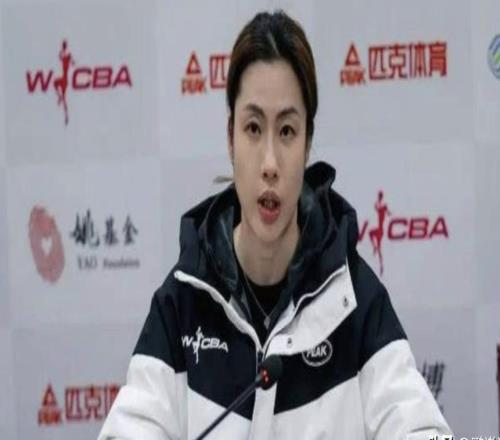 原來她就是江蘇女籃教練，年輕美貌實力并存，擊敗衛(wèi)冕冠軍廣東隊