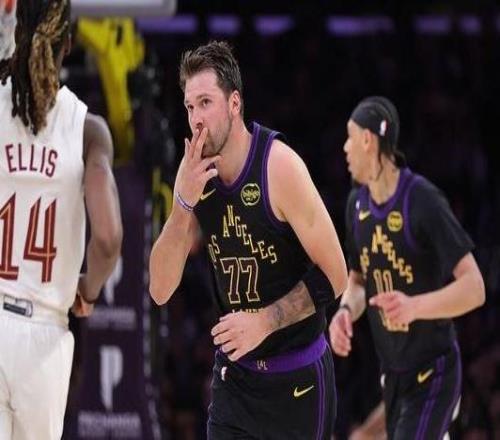 東契奇復(fù)出42+12喜迎15000分里程碑湖人主場(chǎng)輕取騎士