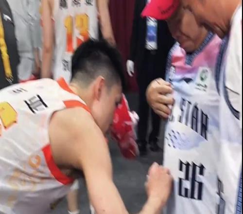 龐崢麟，為何向杜鋒鞠了一躬愿這樣的鏡頭，在CBA多一點！