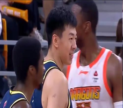 0分0板3犯規(guī)！不止徐昕焦泊喬，CBA狀元郎也被杜鋒用廢了