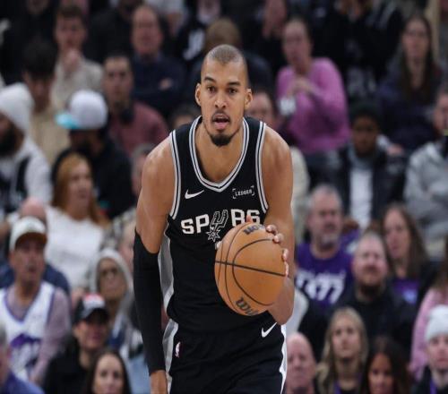 75！這就是文班和鄧肯的區(qū)別，22歲的他已改寫馬刺隊(duì)史