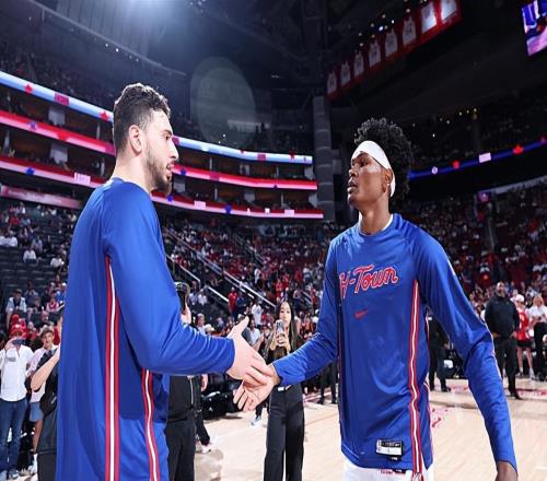 还命中了两记长距离中投，火箭后场新星在进攻端的存在感有所提升