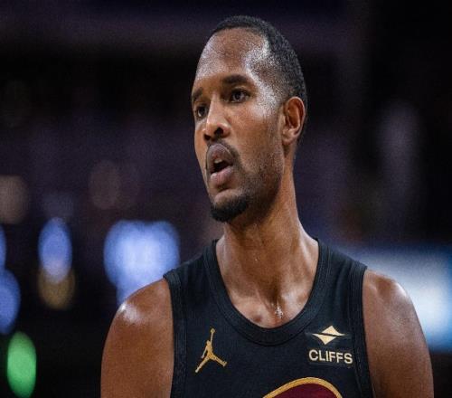 騎士113127湖人4壞消息！防守成漏洞，莫布利與米切爾一塌糊涂！