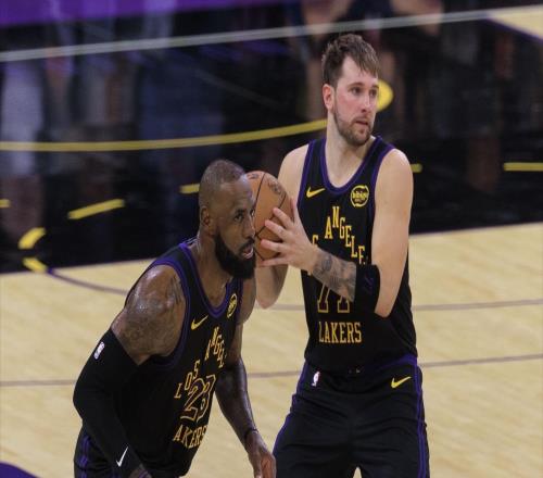 單月600分，超越科比成隊史第一！東契奇42分0失誤，湖人又贏了！