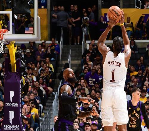 湖人4連勝！東契奇刷爆紀錄，哈登17分