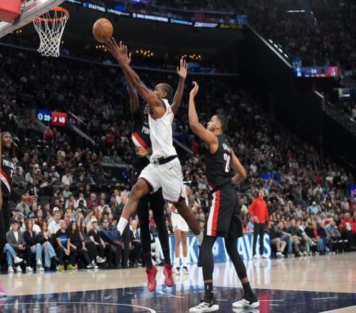 快船輸開拓者后，又傳來一個(gè)不利消息，當(dāng)家球星受傷，泰倫盧攬責(zé)