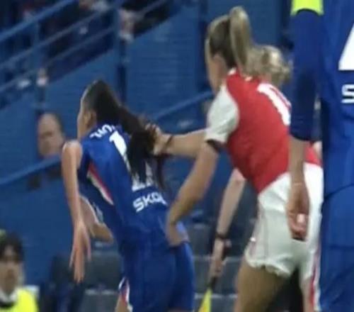 阿森納女足球員拽辮子沒(méi)受罰，切爾西女足主帥抗議反倒染紅