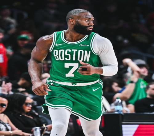 創(chuàng)56年紀(jì)錄！綠軍首節(jié)狂轟53+11三分布朗20分+豪瑟6中6轟17分