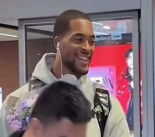 遼寧隊(duì)新簽內(nèi)線外援，目標(biāo)季后賽四強(qiáng)趙睿再次遭遇腿部拉傷