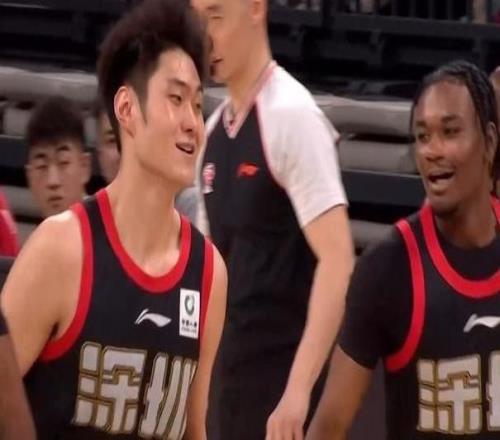 王浩然三分7中5轟32分生涯新高：三分提前回頭快攻劈扣點(diǎn)燃現(xiàn)場