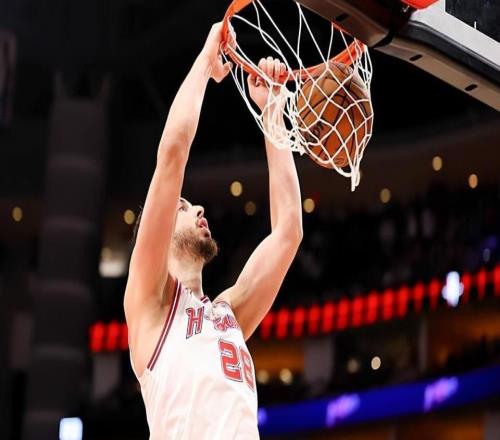 近來(lái)勢(shì)頭相當(dāng)不錯(cuò)，只是火箭球迷對(duì)于內(nèi)線支柱似乎有些太苛刻了