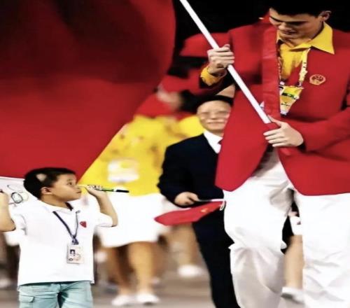 被姚明抱著上奧運(yùn)的抗震小英雄，曾發(fā)誓考上清華，16年后成了這樣