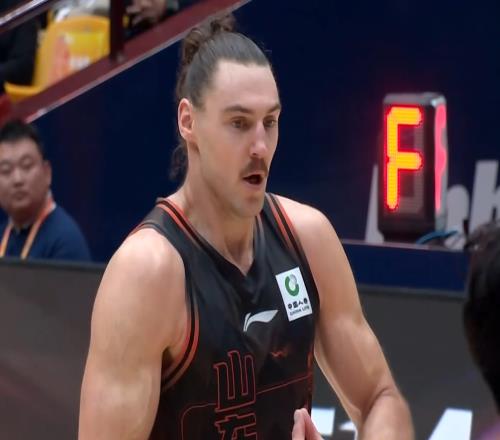 山東男籃苦戰(zhàn)險勝福建，斯蒂爾再取全隊最高分，高詩巖被驅(qū)逐