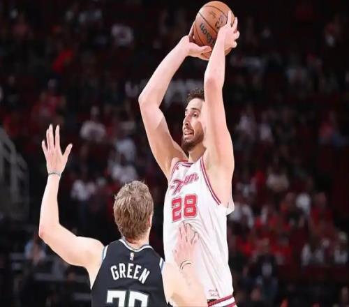 6+20+8前板！申京被同屆二輪糙漢搶爆了，火箭小將9記三分爆驚喜