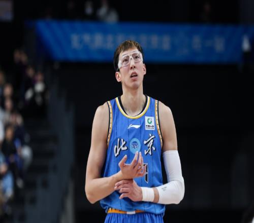北京升第三：周琦14+11违体被罚下陈盈骏方硕也5犯赢得悲壮