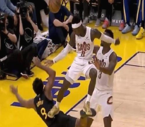 雷歐飛踢！施羅德追防時(shí)一腳踢翻克萊爾，被吹罰一級(jí)惡犯