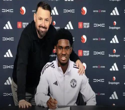 官方：曼聯與19歲邊后衛卡馬森續約至2028年