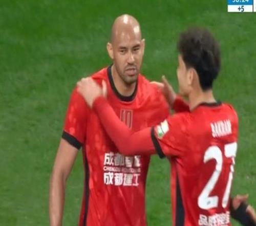 自O(shè)pta中超數(shù)據(jù)統(tǒng)計以來，費利佩是首位生日當(dāng)天戴帽的球員