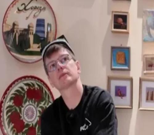 44歲前阿森納球星阿爾沙文上電視節(jié)目，參與陶藝制作