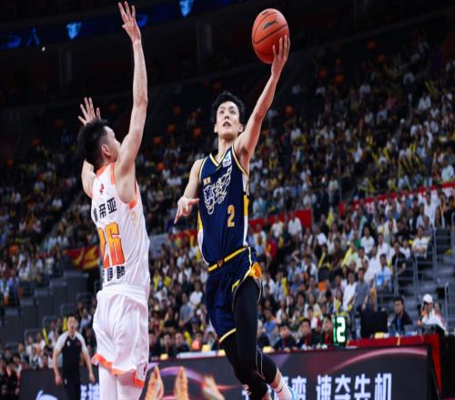 CCTV5直播！廣東VS廣廈勝負難料，雙星猛攻后衛(wèi)線，杜鋒主抓防守