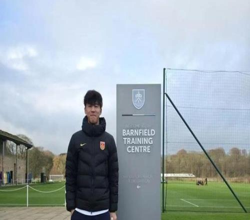 伯恩利工作人員：中國(guó)市場(chǎng)很重要，有計(jì)劃把張家鳴帶到一線隊(duì)