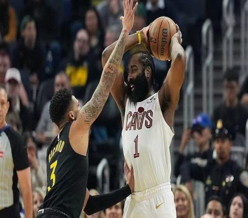 哈登19+5騎士險(xiǎn)勝勇士鎖定季后賽米切爾桑托斯波杰三人均25分